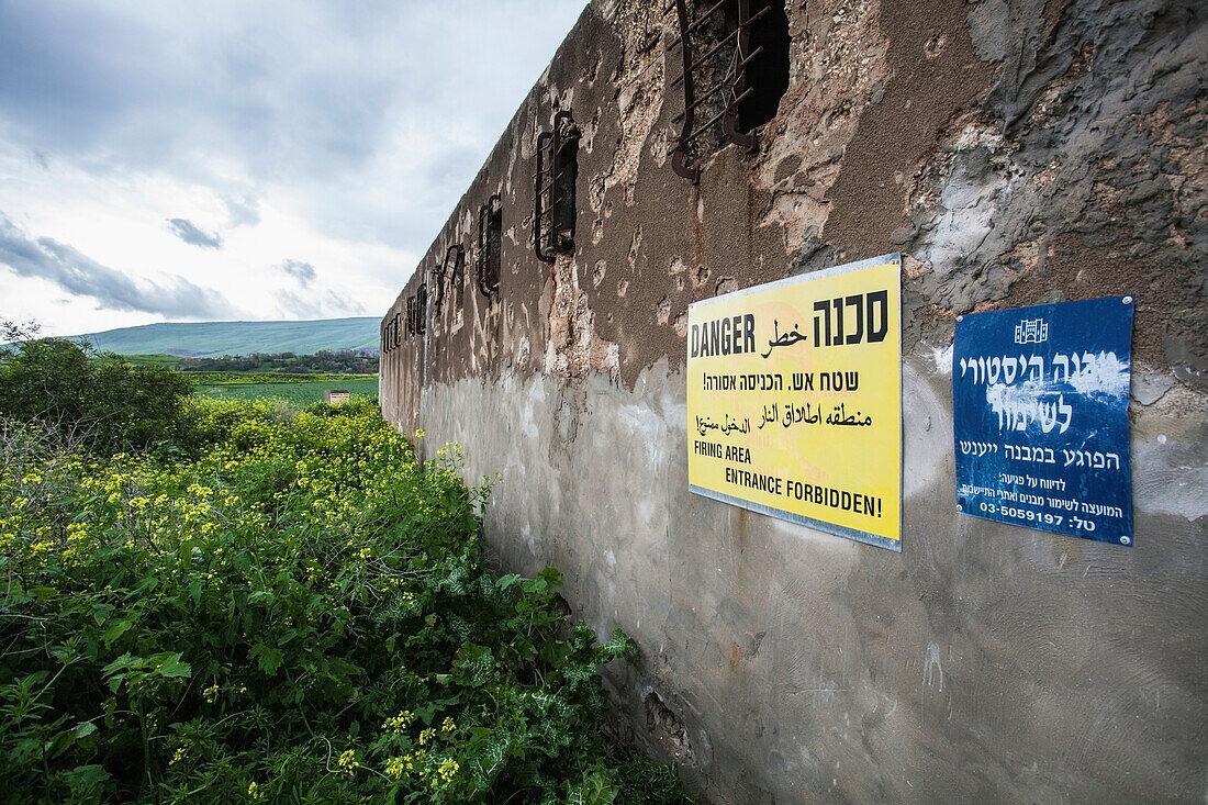 Schilder an einer verwitterten Wand einer Polizeistation; Gesher Israel