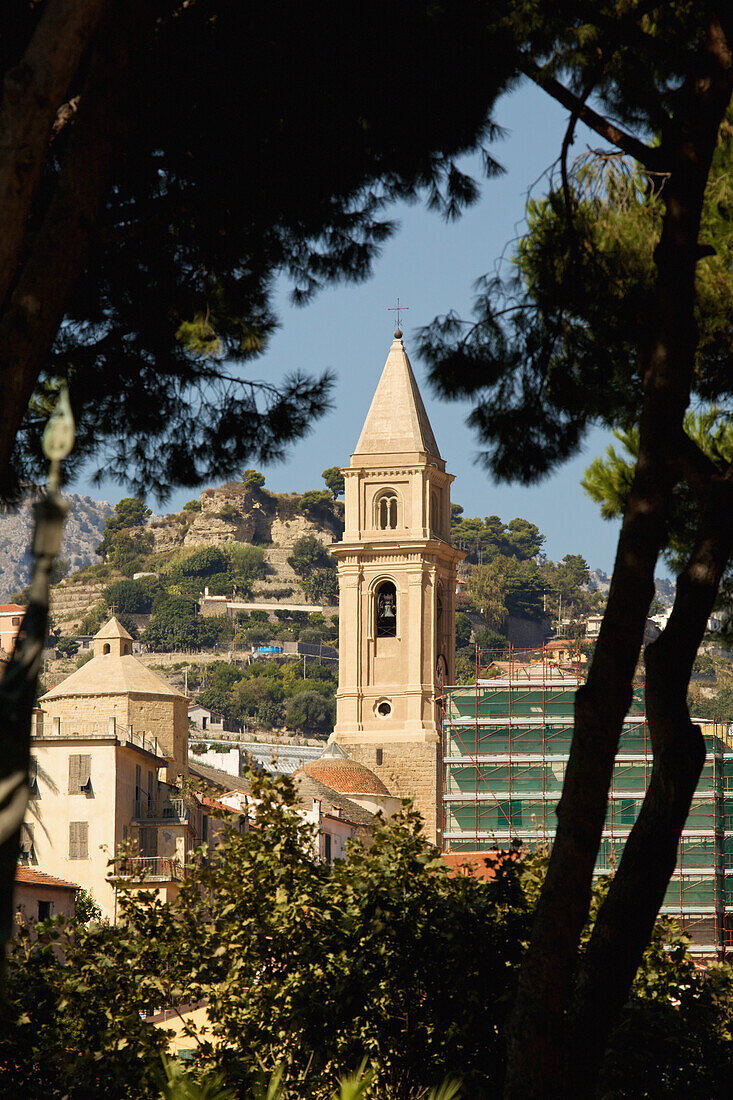 Ein Glockenturm einer Kirche; Ventimiglia Italien