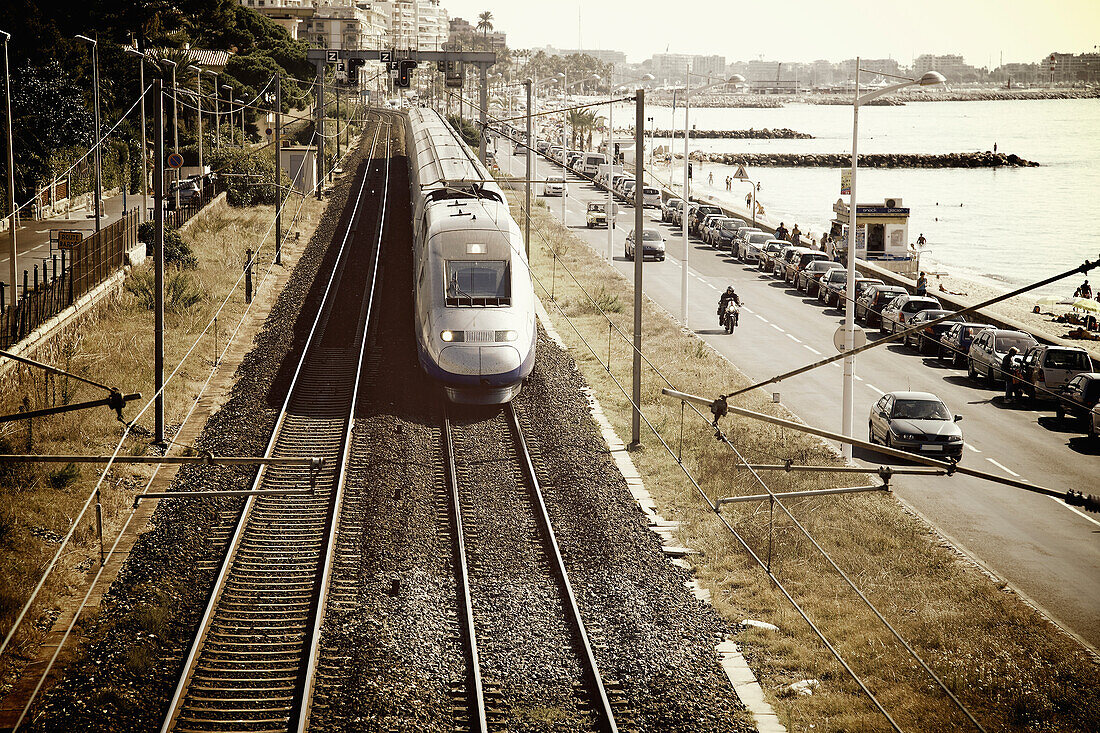 Zug und Verkehr auf der Straße entlang der Uferpromenade; Cannes Provence Frankreich