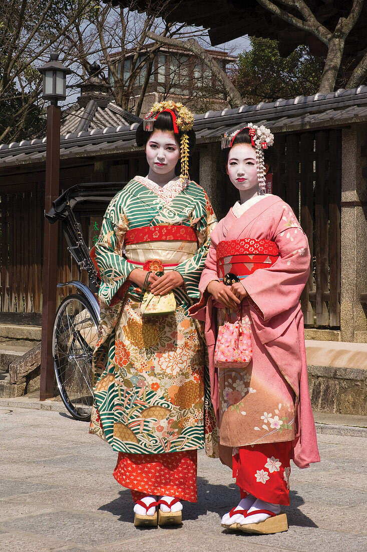 Zwei Geishas im alten Kyoto; Kyoto, Japan