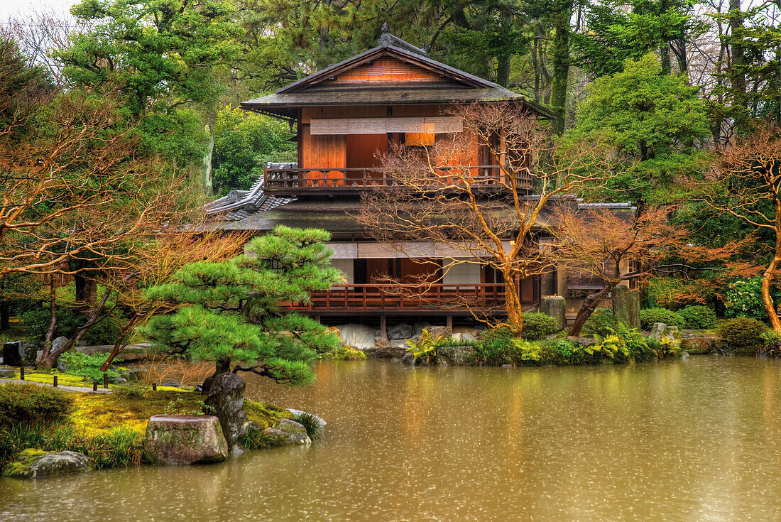 Traditionelles japanisches Gebäude mit Garten und kleinem See; Kyoto, Japan