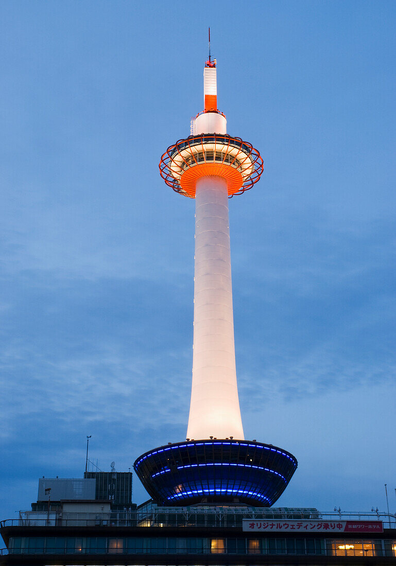 Der Kyoto-Turm bei Sonnenuntergang; Kyoto, Japan