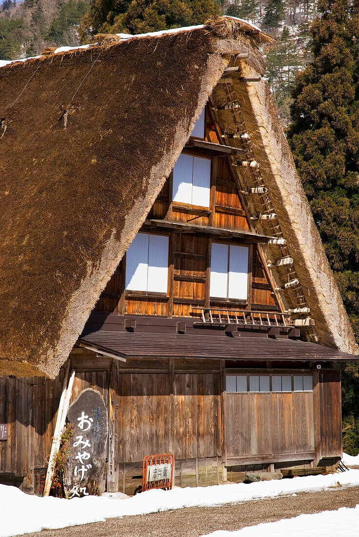 Traditionelles japanisches Dorfhaus mit Strohdach; Shirakawa, Gifu, Japan