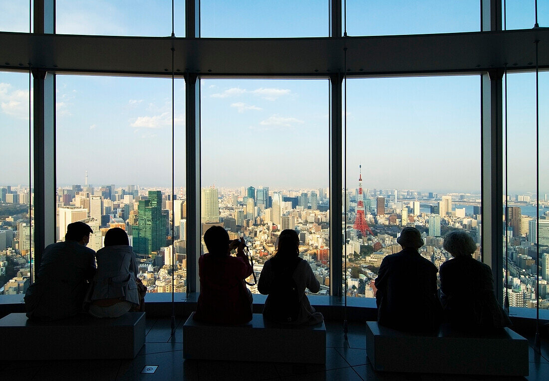 Menschen in Silhouette beobachten den Tokyo Tower von der Aussichtsplattform der Rappongi Hills; Tokyo, Japan