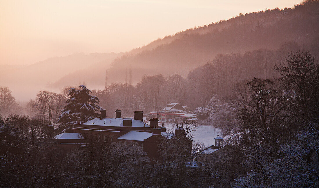 Nebel über den Hügeln im Winter; Cromford, Derbyshire, England