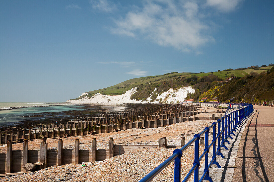 Promenade, Groynes und Beachy Head; Eastbourne, Sussex, England