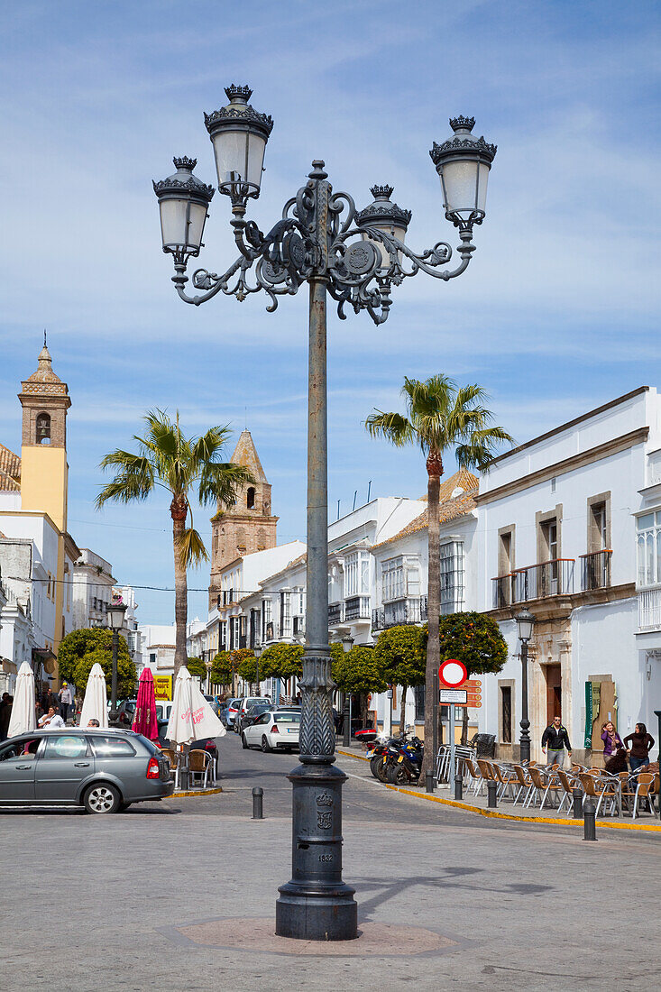 Ein verschnörkelter Laternenpfahl an einer Straße; Medina-Sidonia, Andalusien, Spanien