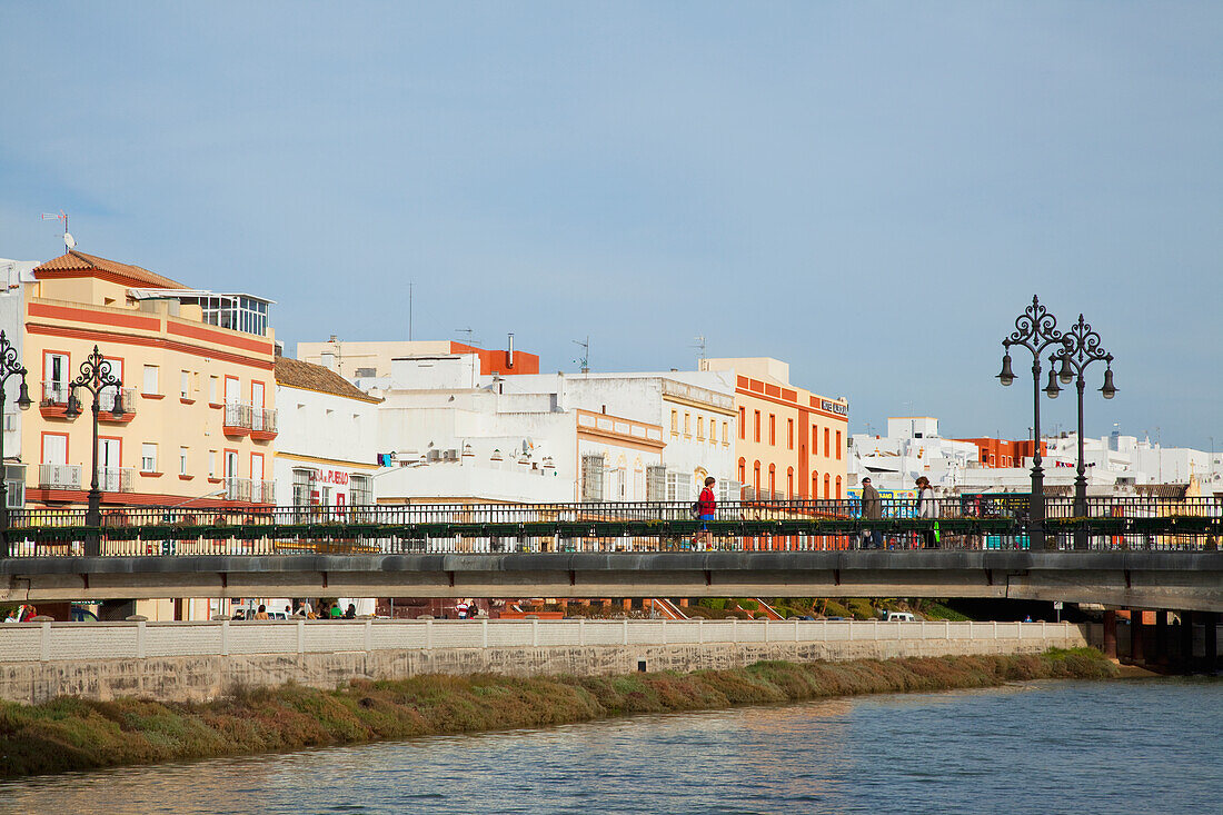 Eine Brücke, die einen Fluss überquert; Chiclana De La Frontera, Andalusien, Spanien