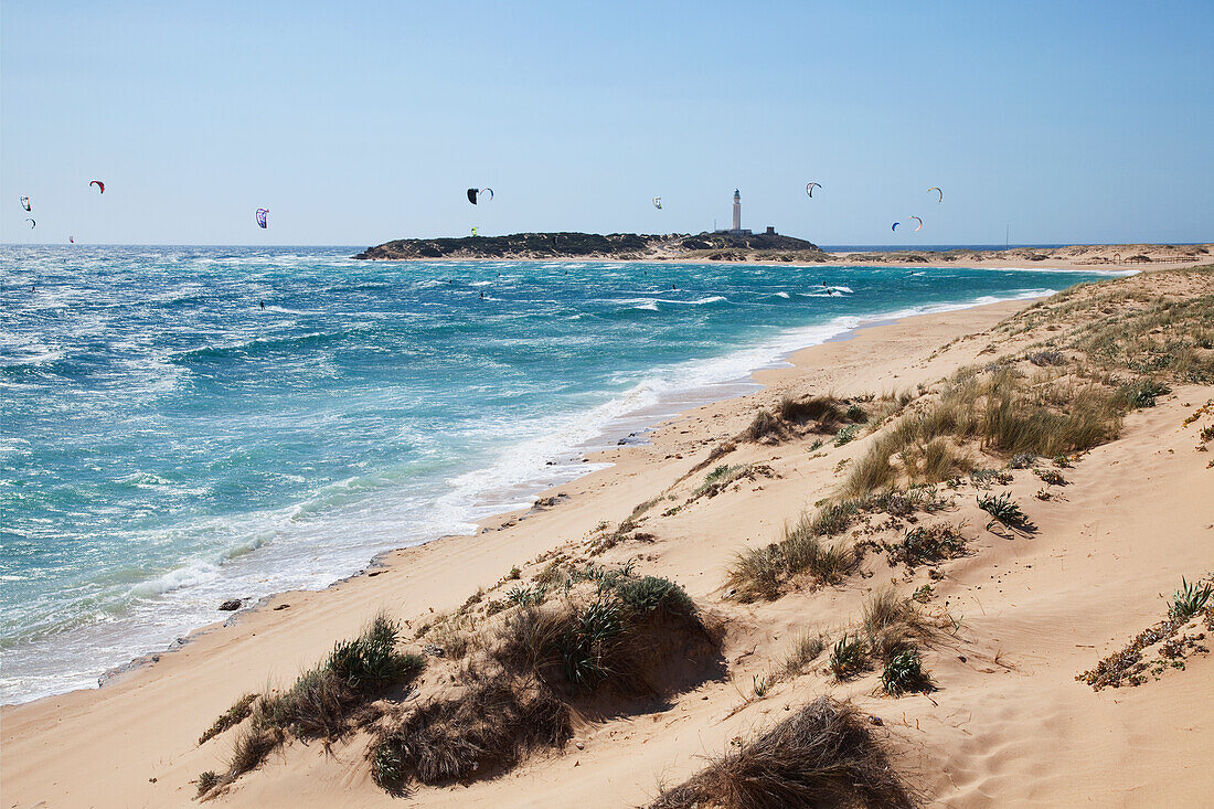 Kitesurfen vor der Küste des Strandes von Zahora; Andalusien, Spanien