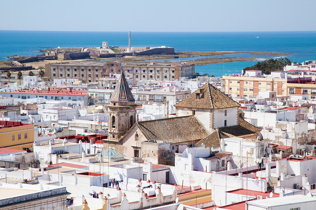 Blick auf das Stadtbild und den Ozean vom Torre Tavira Turm; Cádiz, Andalusien, Spanien