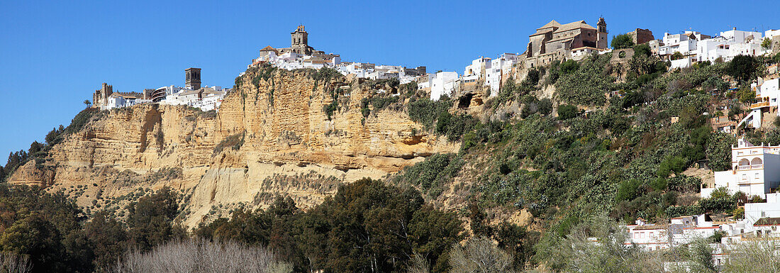 Eine alte weißgetünchte Stadt; Arcos De La Frontera, Andalusien, Spanien