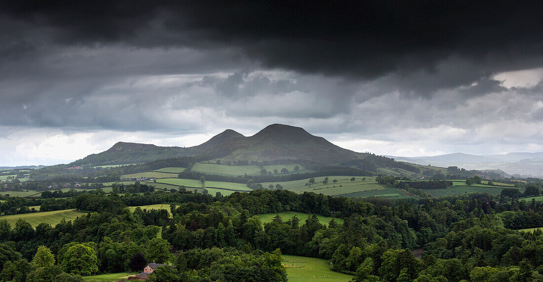 Landschaft unter dunklen Gewitterwolken; Scott's View Scottish Borders Schottland
