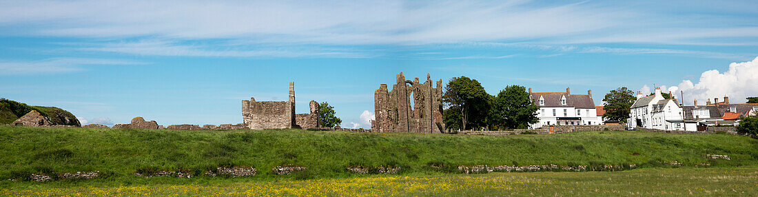 Blick auf Gebäude auf Lindisfarne; Holy Island Northumberland England