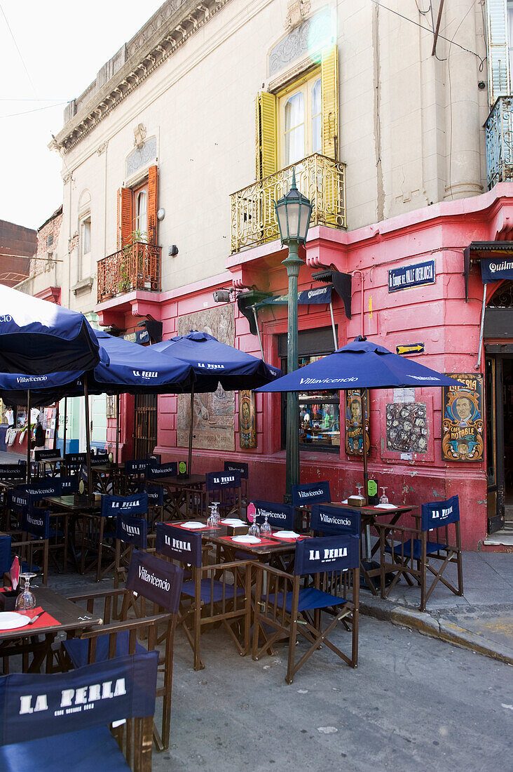 Tische, Stühle und Sonnenschirme auf einer Restaurant-Terrasse; Buenos Aires Argentinien