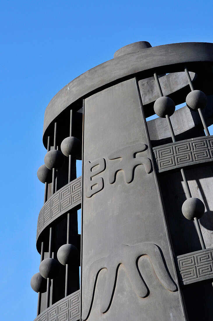 Blick auf eine graue Metallstruktur vor blauem Himmel; Peking China