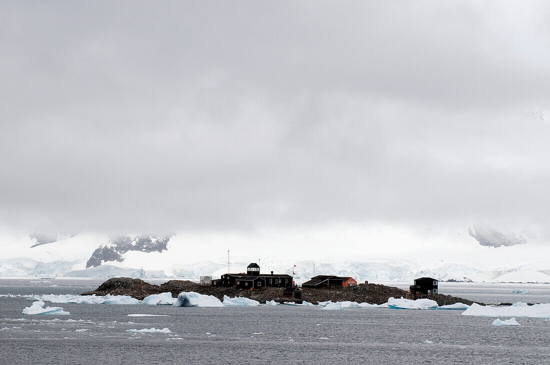 Gebäude auf einer Insel; Süd-Shetland-Inseln Antarktis