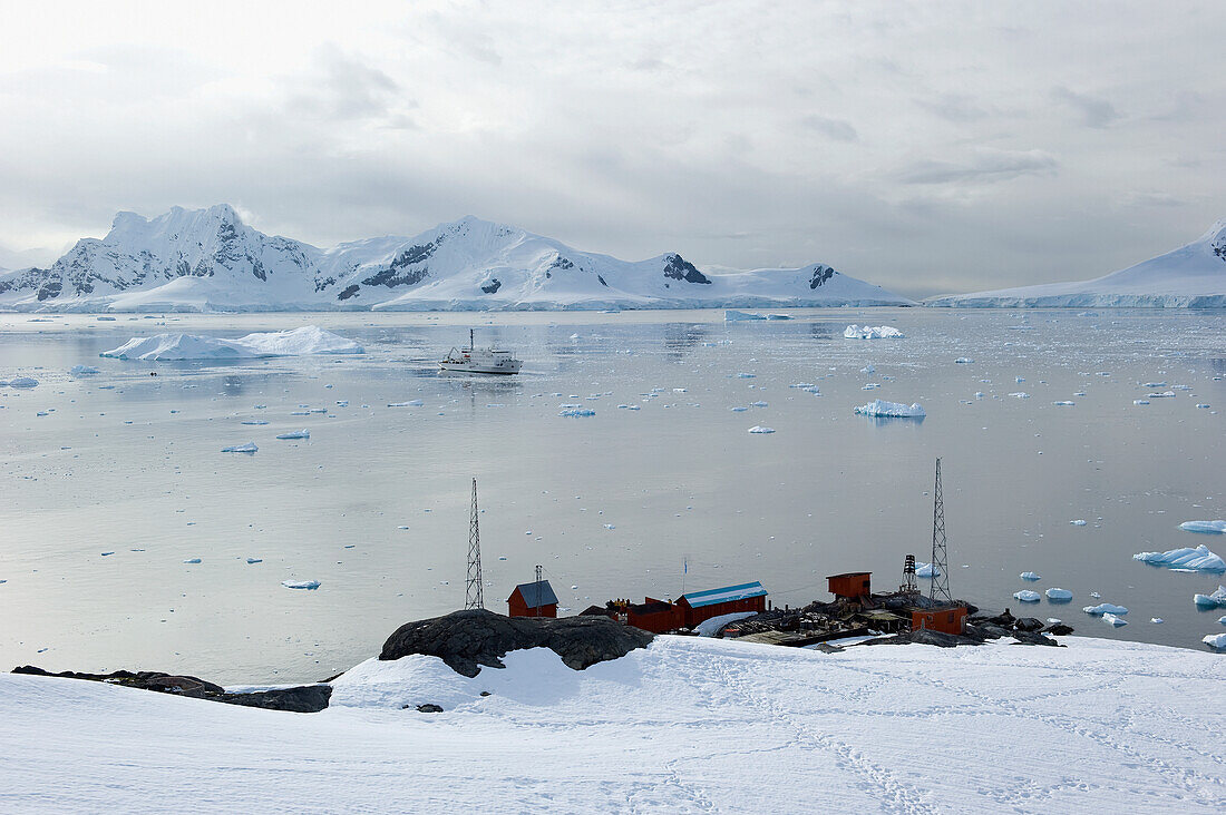 Schiff vor der Küste; Antarktis