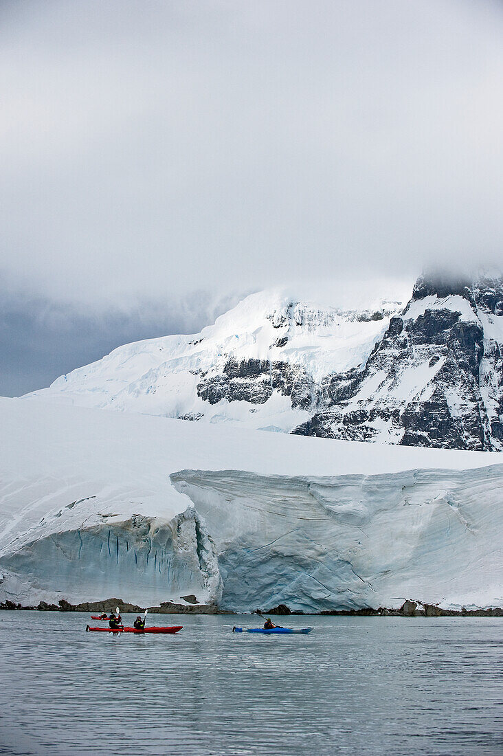 Kajakfahren entlang der Küstenlinie; Antarktis