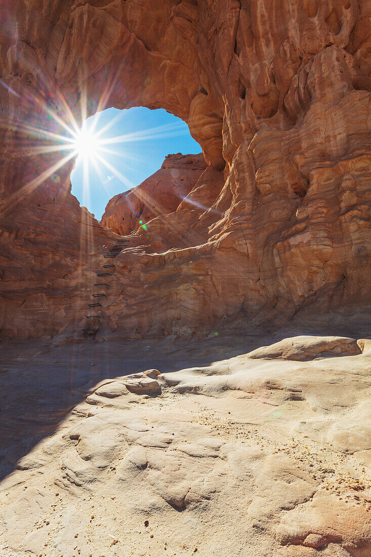 Sonnenlicht, das durch das Loch in einer Felsformation scheint; Timna Park Arabah Israel