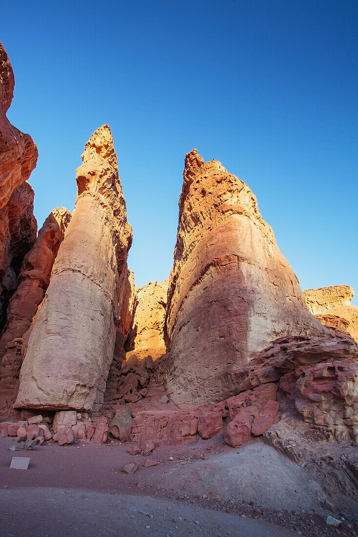 Sandsteinformationen namens Salomons Säulen am Berg Timna gegen einen blauen Himmel; Timna Park Arabah Israel