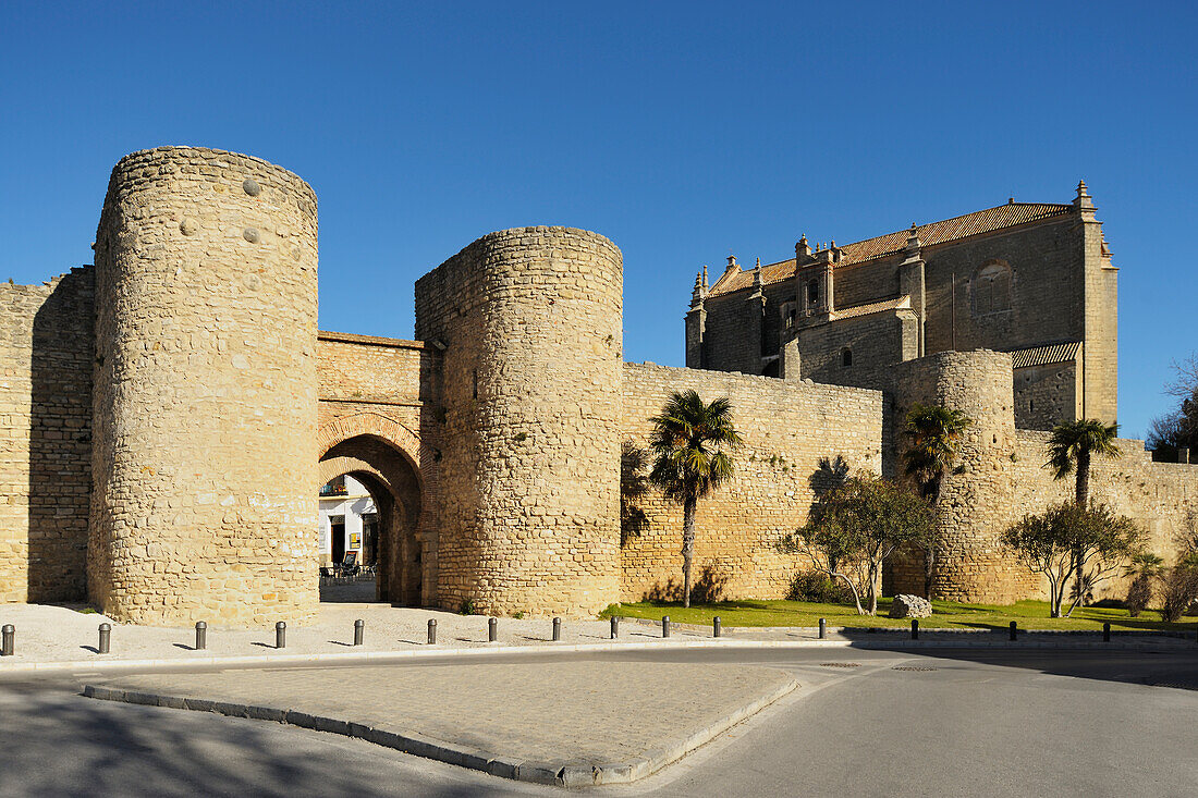 Stadtmauern im Süden mit der Parroquia Del Espiritu auf der rechten Seite; Ronda Malaga Spanien