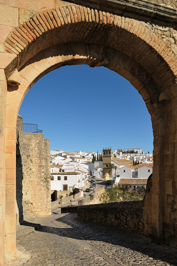 Torbogen von Philipp V., der über die Puente Viejo führt, eine alte Brücke, die 1742 erbaut wurde; Ronda Malaga Spanien