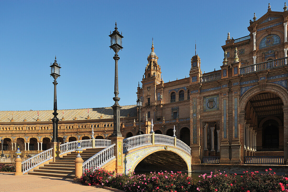 Eine Brücke über eine Wasserstraße an der Plaza De Espana; Sevilla Andalusien Spanien