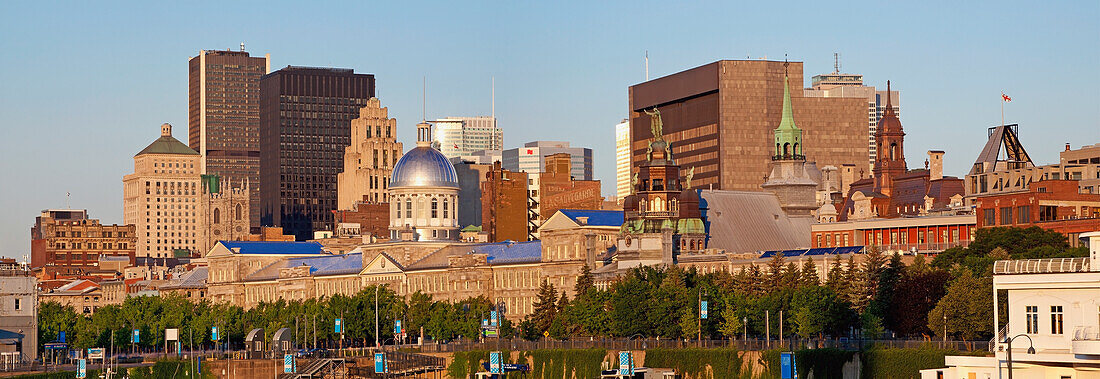 Bonsecours Markt und die Montrealer Skyline; Montreal Quebec Kanada