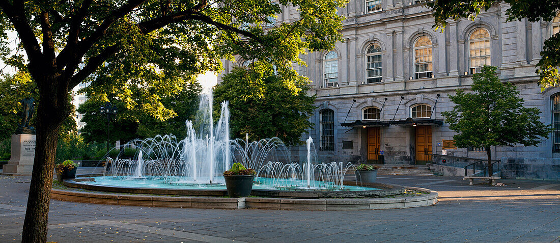 Springbrunnen auf dem Place Vauquelin am Rathaus von Montreal; Montreal Quebec Kanada