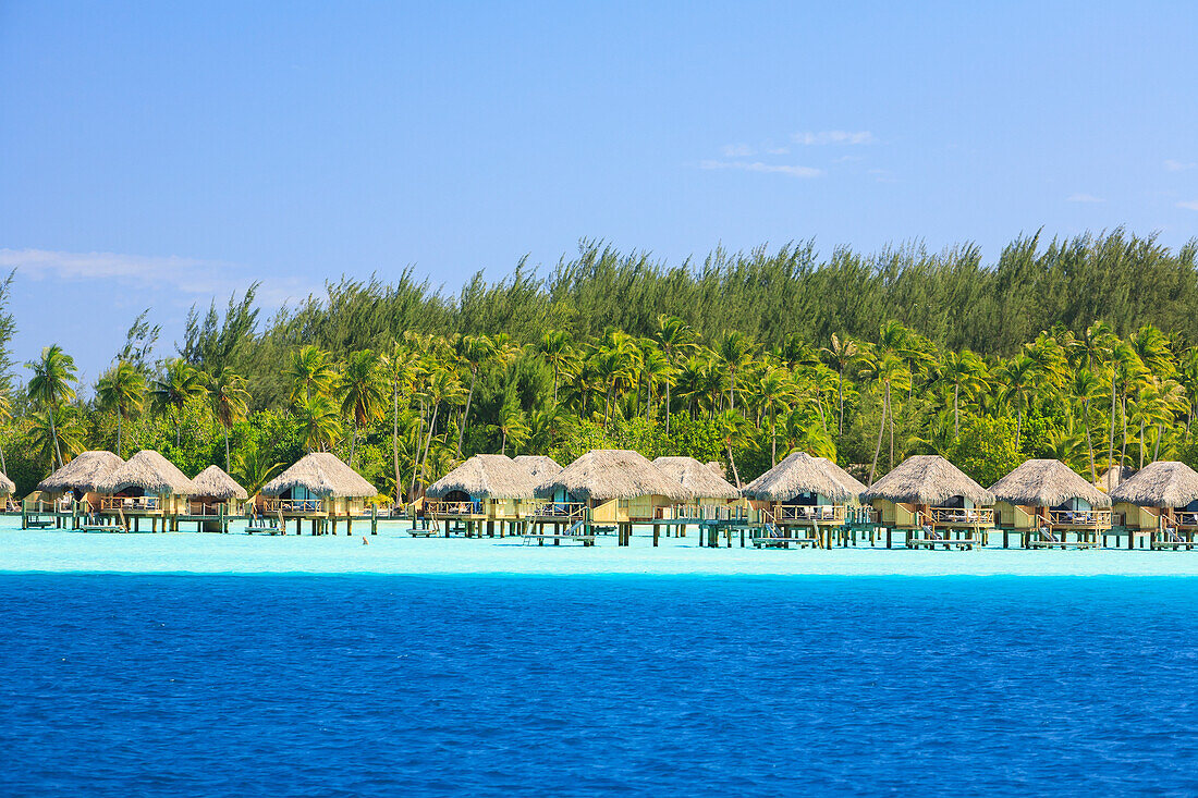 Ein Resort entlang der Küste von Motu Paahi in der Nähe des Flughafens Bora Bora; Gesellschaftsinseln Französisch-Polynesien Südpazifik