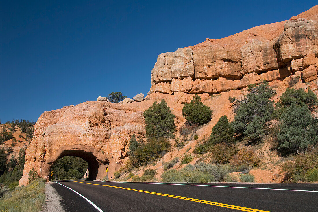 USA, Utah, Dixie National Forest, Red Canyon, Claron Kalksteinformationen, Tunnel durch Felsformation für Straße geschnitten.