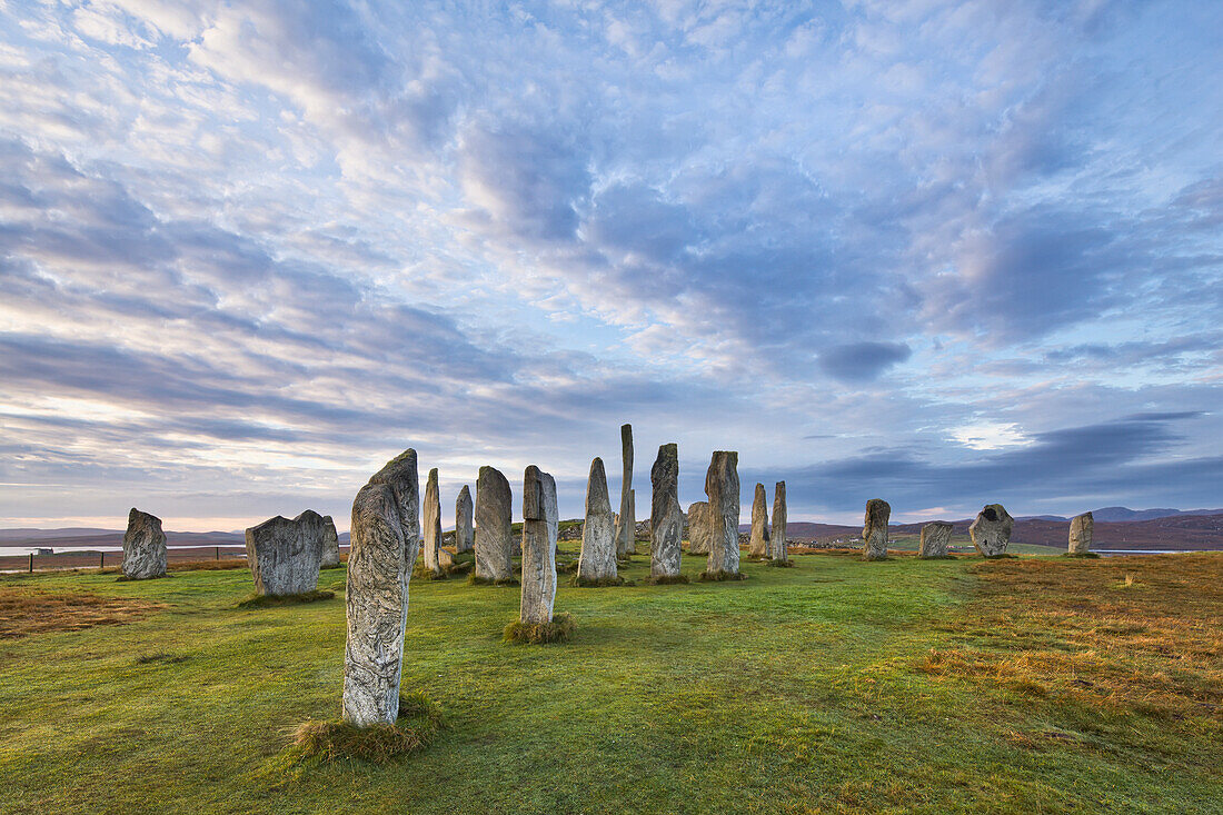 Aufziehende Wolken am Steinkreis von Callanish; Isle Of Lewis Äußere Hebriden Schottland