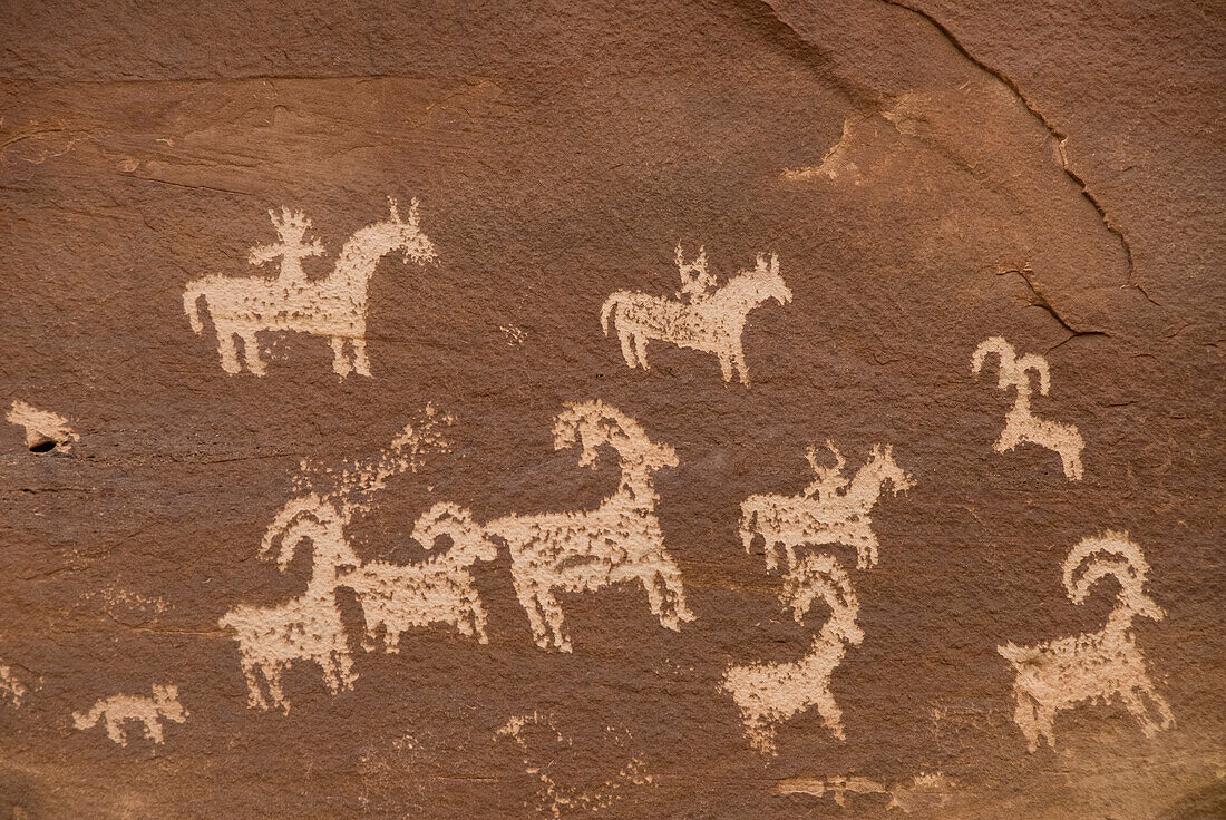 Utah, Arches National Park, Alte Petroglyphen, die Tiere auf Felsen darstellen.