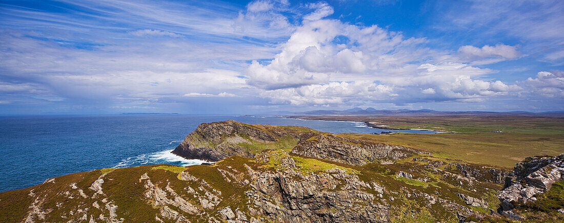 Blick von den Sanaigmore Cliffs auf Islay in Richtung der Paps von Juray und Colonsay; Isle Of Islay Südliche Hebriden Schottland