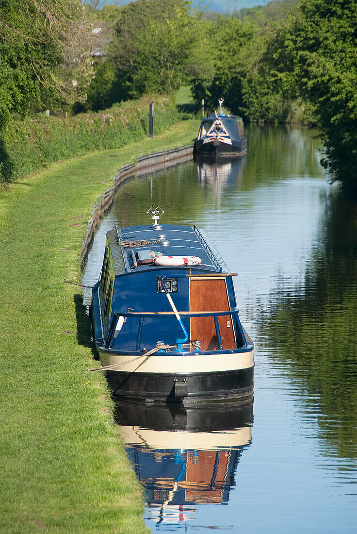 Vereinigtes Königreich, England, Llangollen Canal, Schmale Boote auf dem Kanal.