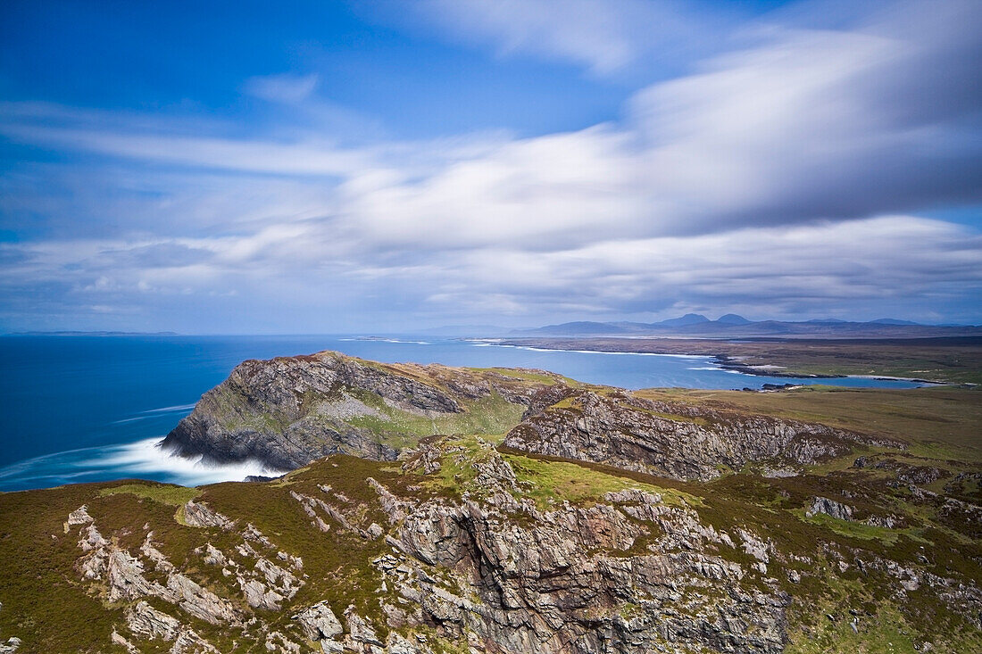 Blick von den Sanaigmore Cliffs auf Islay in Richtung der Paps von Juray und Colonsay; Isle Of Islay Südliche Hebriden Schottland