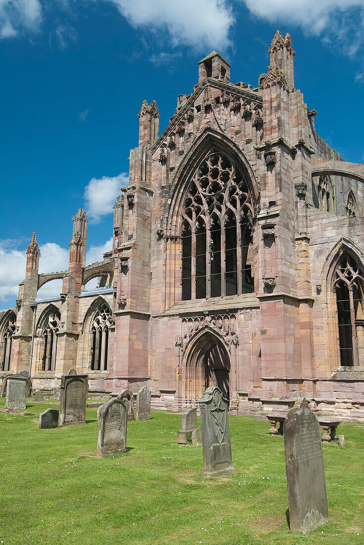 Vereinigtes Königreich, Schottland, Melrose, Eingang zu den Ruinen der Melrose Abbey, gegründet von Mönchen im Jahr 1136.