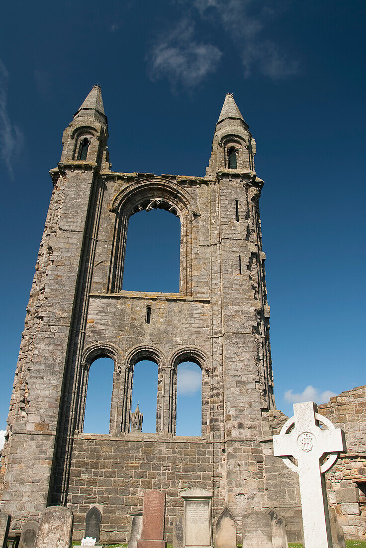 Vereinigtes Königreich, Schottland, Fife, Gräber und Kreuz in der Kathedrale von St. Andrews.