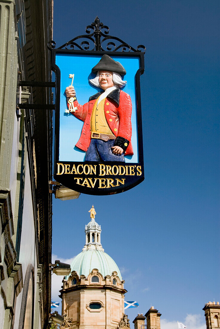 Vereinigtes Königreich, Schottland, Edinburgh, Schild für Deacon Brodie's Tavern auf der Royal Mile