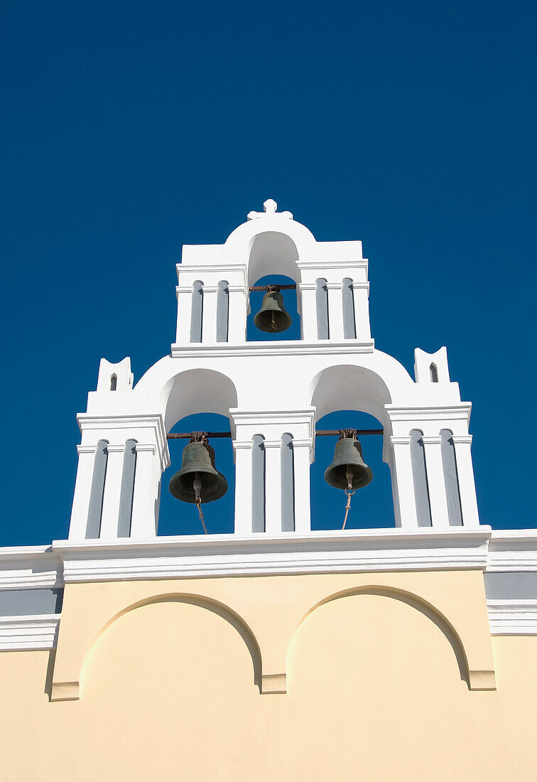 Griechenland, Santorin, Firostefani, Architektonisches Detail der Glocken einer griechisch-orthodoxen Kirche.