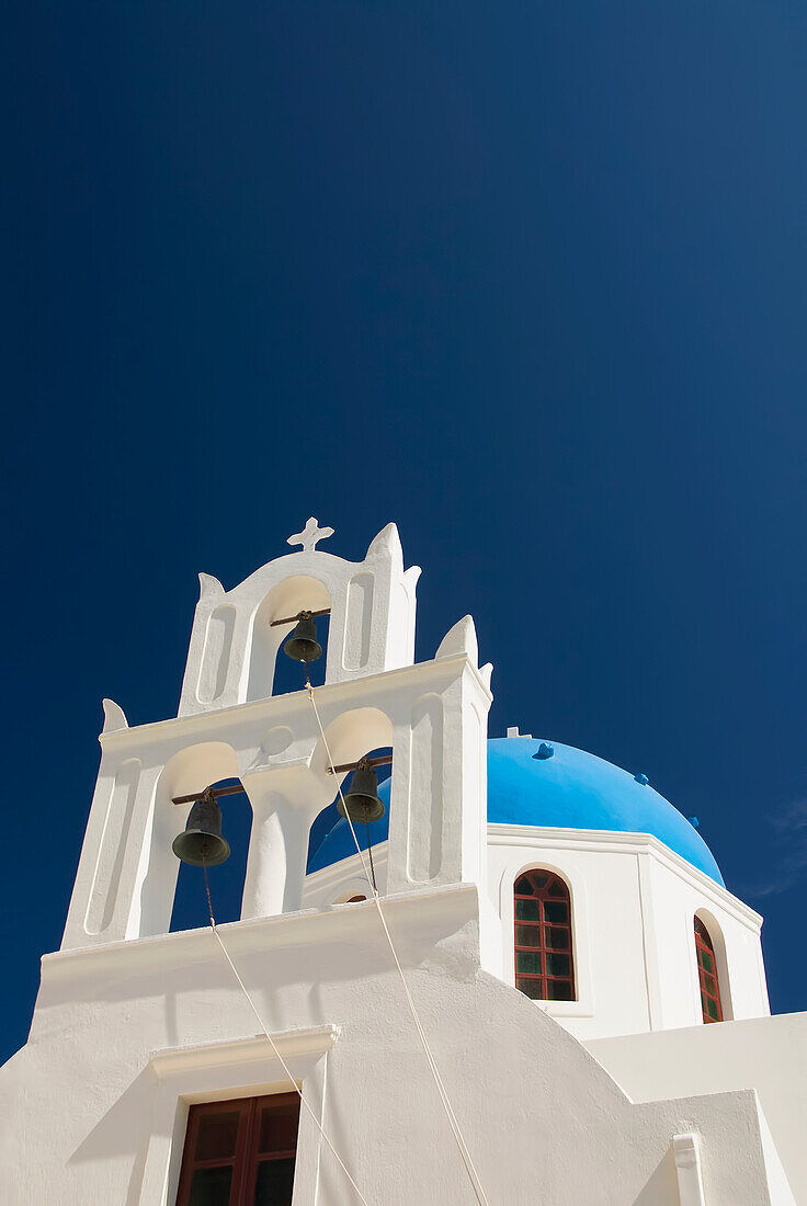 Griechenland, Santorini, Oia, Architektonisches Detail des Glockenturms der griechisch-orthodoxen Kirche und der blauen Kuppel.