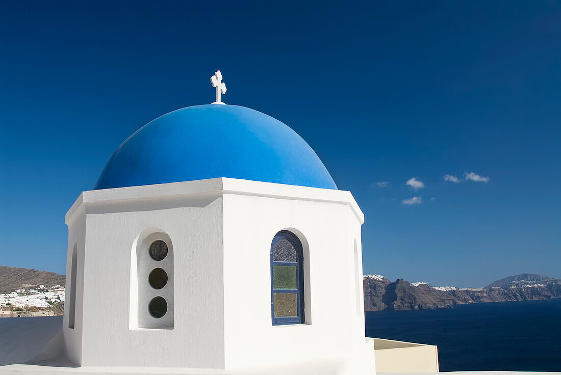 Griechenland, Santorini, Oia, Architektonisches Detail der griechisch-orthodoxen Kirche, Insel Thirassia in der Ferne.