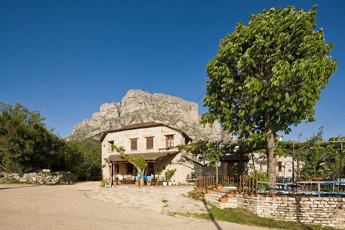 Eine Taverne in einem kleinen Dorf; Vikos Zagori Epirus Griechenland