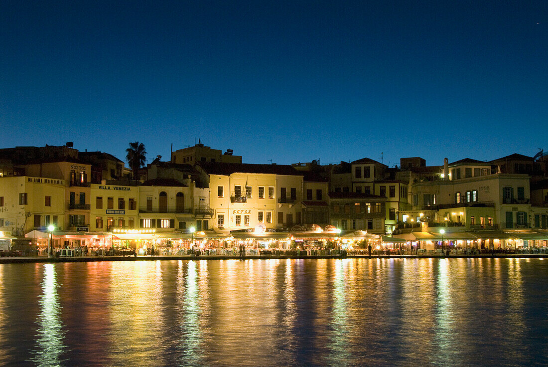 Griechenland, Kreta, Venezianischer Hafen aus dem 16. Jahrhundert bei Nacht, Licht spiegelt sich im Wasser.