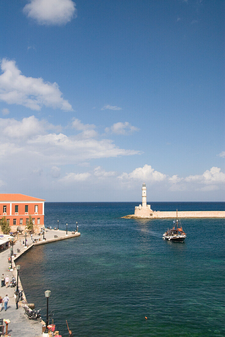 Griechenland, Kreta, Venezianischer Hafen und Leuchtturm aus dem 16. Jahrhundert, Menschen genießen den Nachmittag.