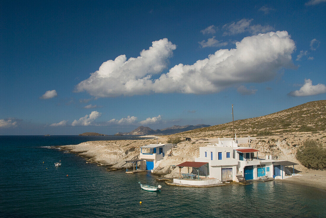 Griechenland, Kykladen, Insel Milos, Dorf Mitakas, Boote und Häuser in Küstennähe.