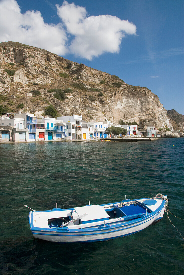 Griechenland, Kykladen, Insel Milos, Dorf Kilma, Boote und Häuser in Küstennähe.