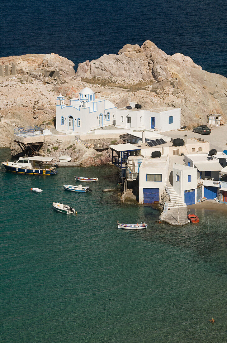 Griechenland, Kykladen, Insel Milos, Dorf Firopotamos, Boote und Gebäude in Küstennähe.