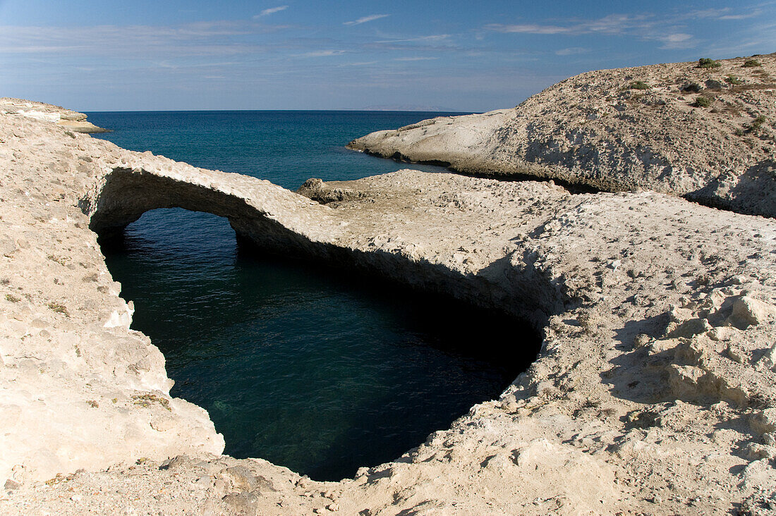 Griechenland, Kykladen, Insel Milos, Felsformationen, die zum Strand von Kapros führen.