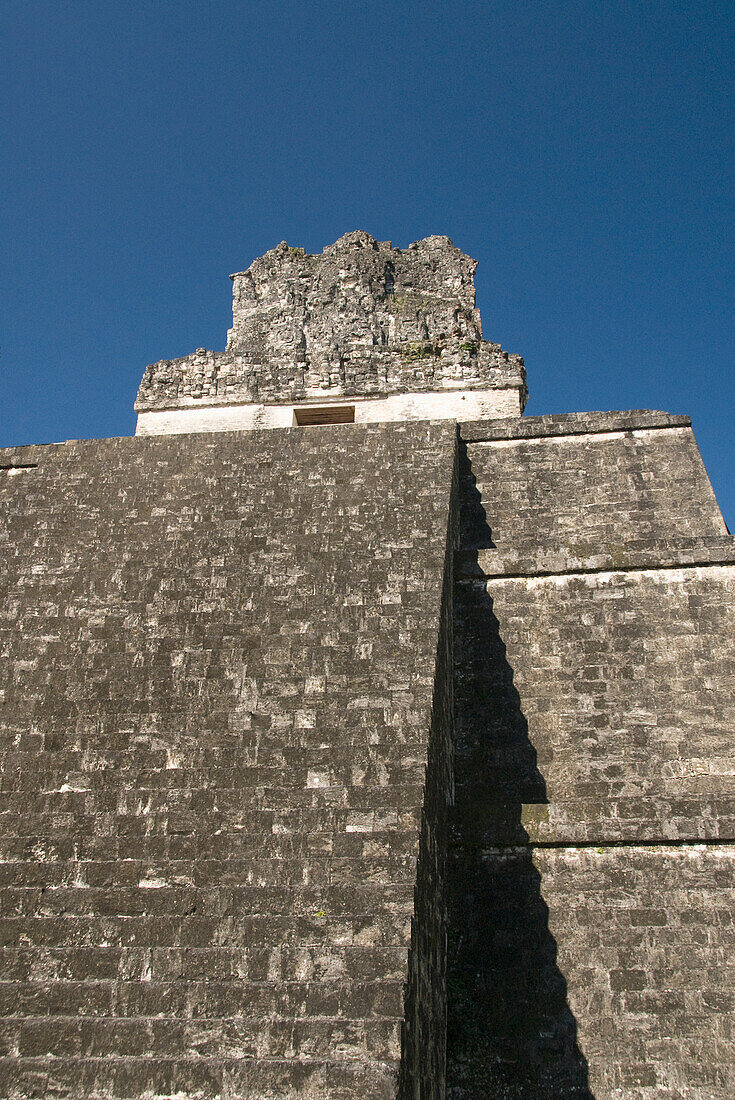 Guatemala, Peten, Tikal National Park, Der Tempel der Masken auf dem großen Platz.